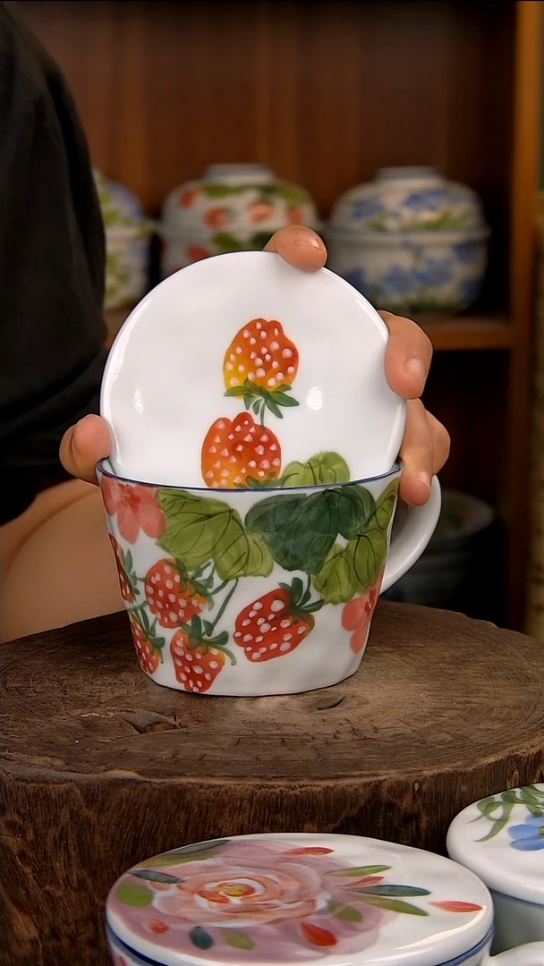 瓷片高白锤纹盖杯-草莓