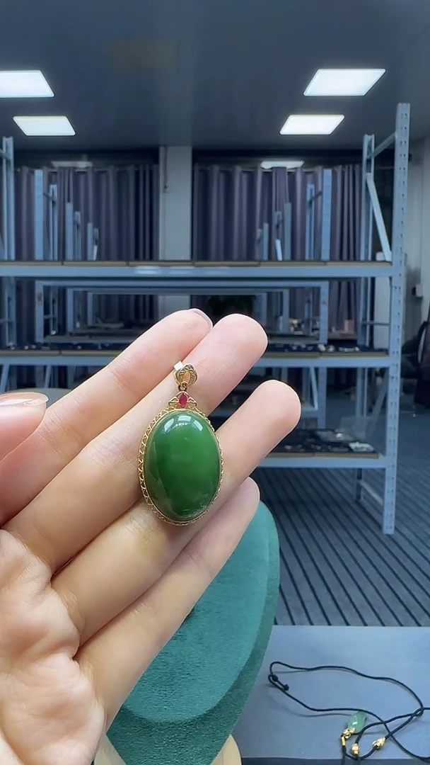 18K金镶嵌和田玉挂件1