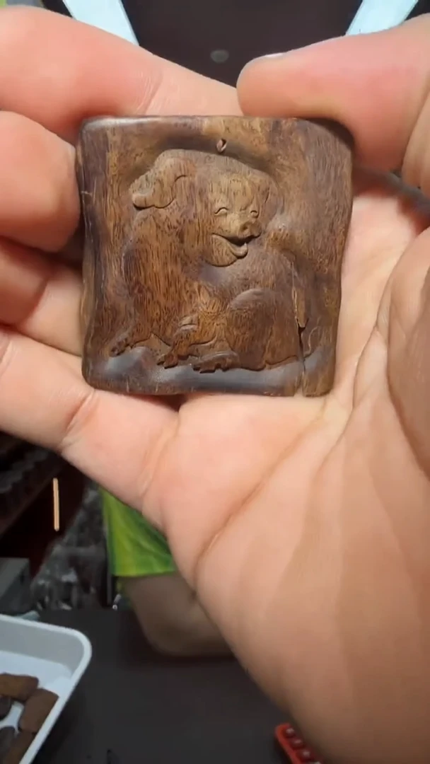 沉香吊坠53号生肖猪单面雕多样性发一