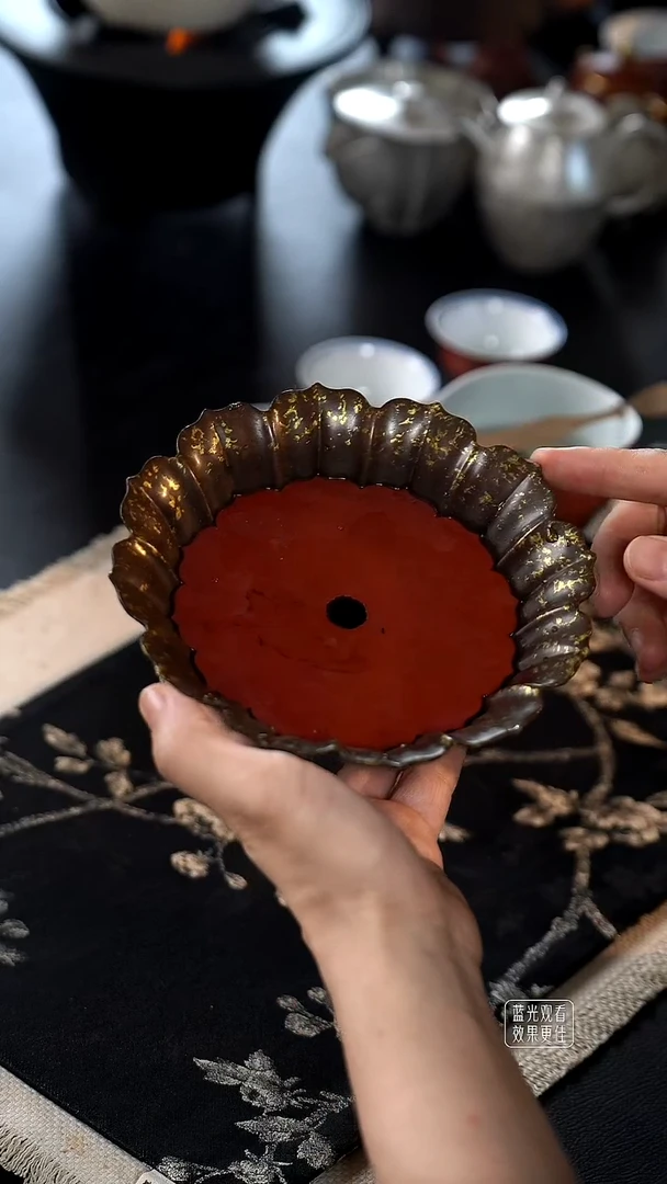 青铜色紫铜花瓣壶承青铜色紫铜花瓣壶承