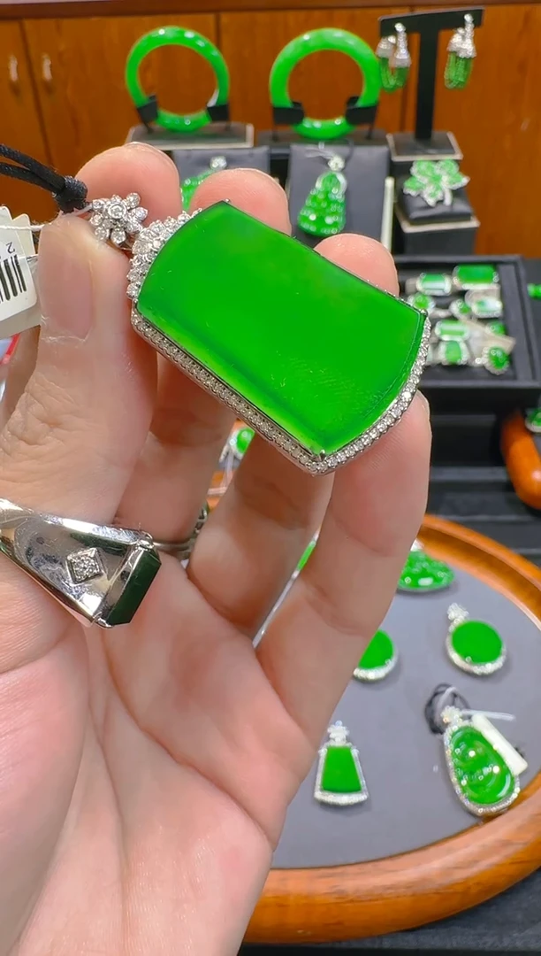 【闪购商品】翡翠吊坠(赠链)18K金镶嵌天然A货翡翠