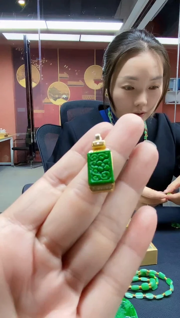 颈饰未镶嵌翡翠吊坠