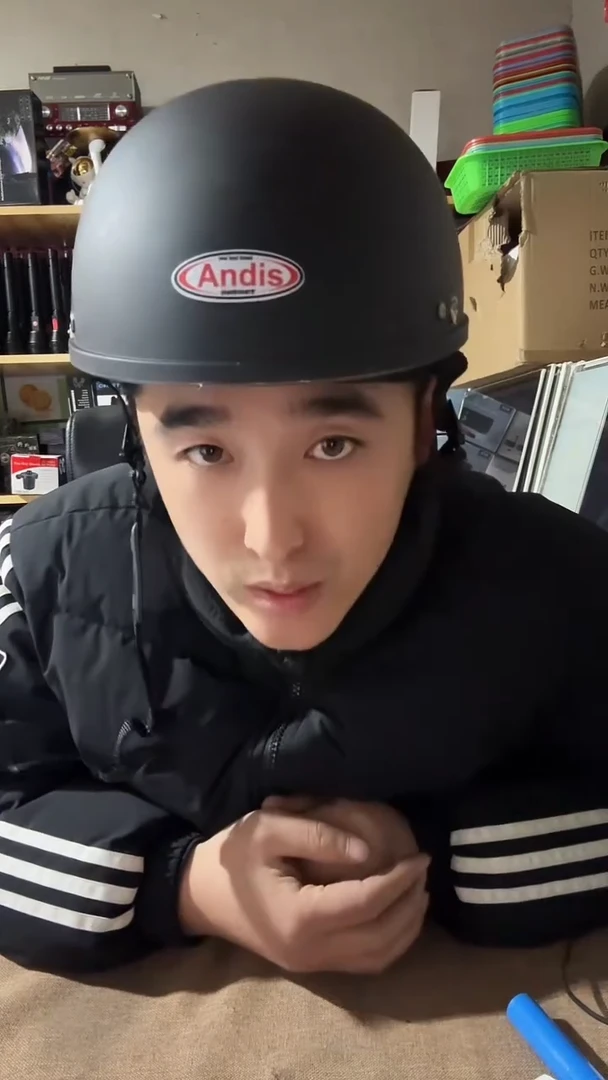 头盔无帽檐.......