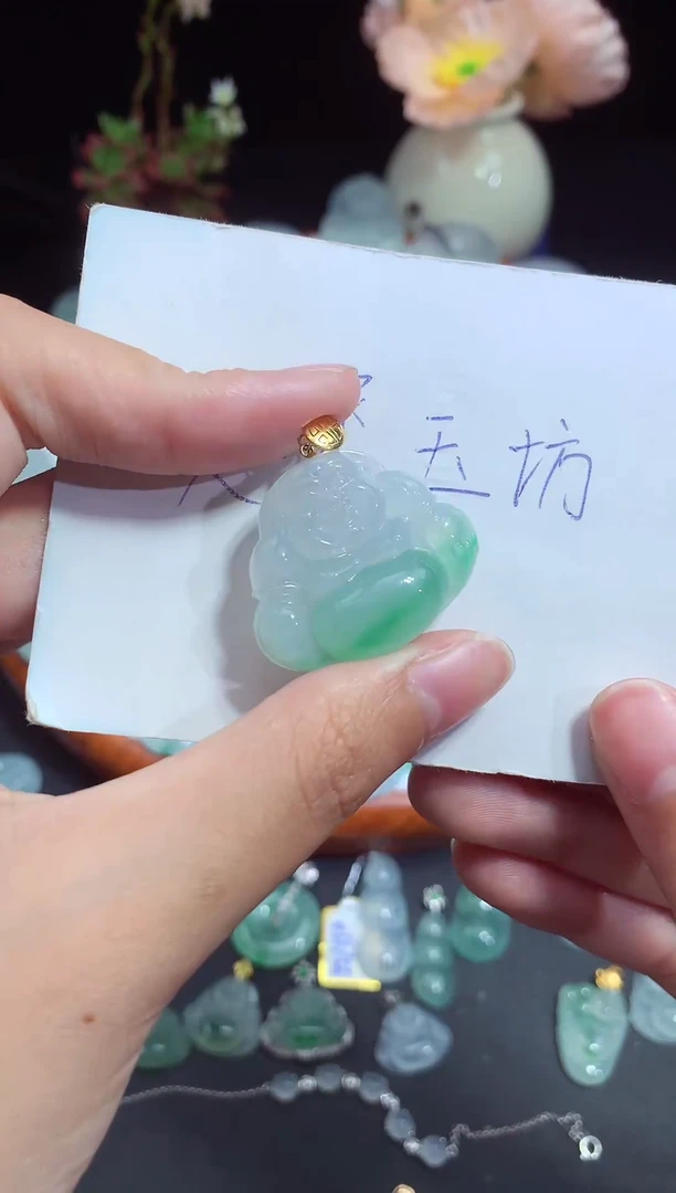 翡翠未镶嵌颈饰佛公