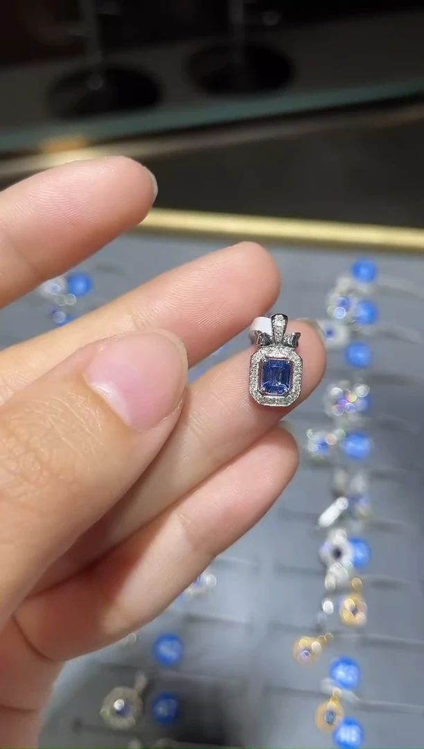 吊坠(不含链)蓝宝石18K金镶嵌1
