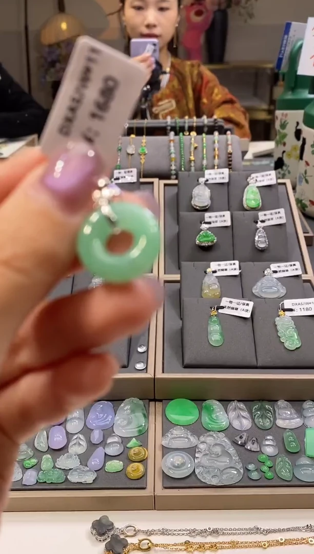 颈饰18K金镶嵌翡翠甜甜圈