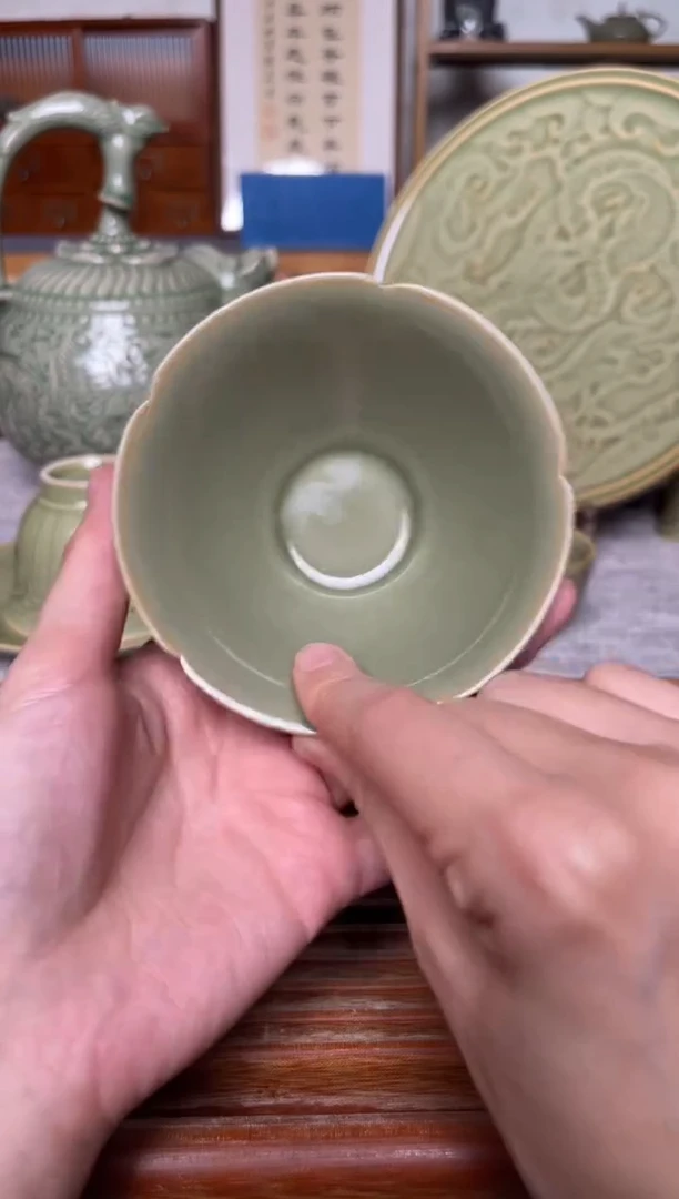 瓷器纯手工橄榄绿素面薄胎斗笠盏  微瑕