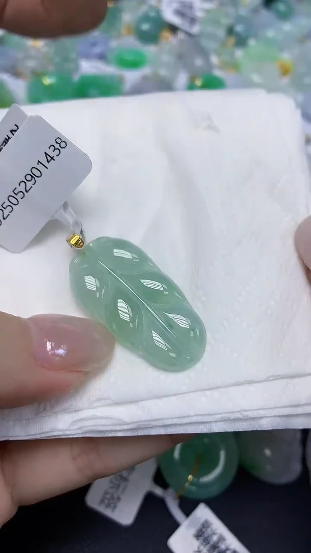 翡翠18K金镶嵌颈饰天然缅甸翡翠A货