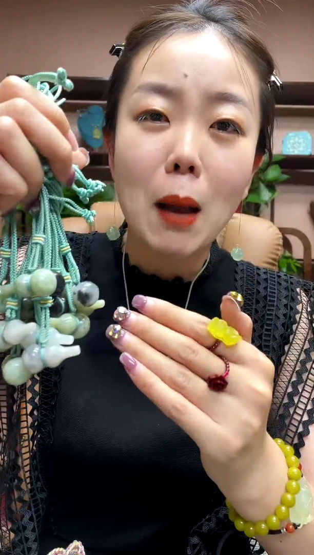 岫玉未镶嵌吊坠多样性发货发其中之一