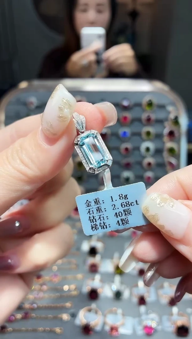 18K金镶嵌颈饰海蓝宝石2.68.