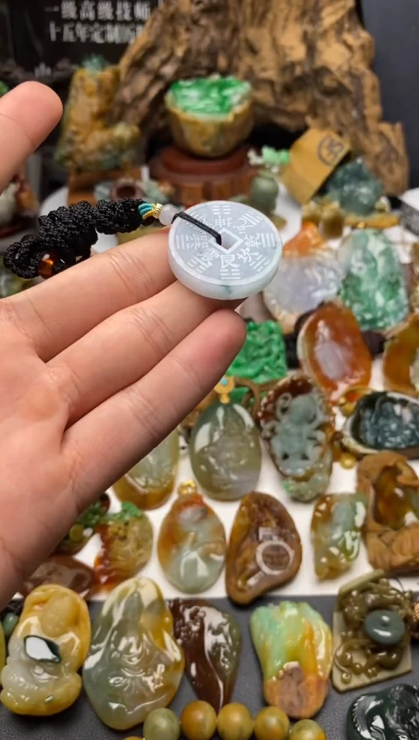 颈饰未镶嵌翡翠糯冰山鬼钱