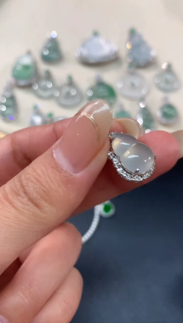 【闪购商品】翡翠吊坠(不含链)18K金镶嵌吊坠A196|3980