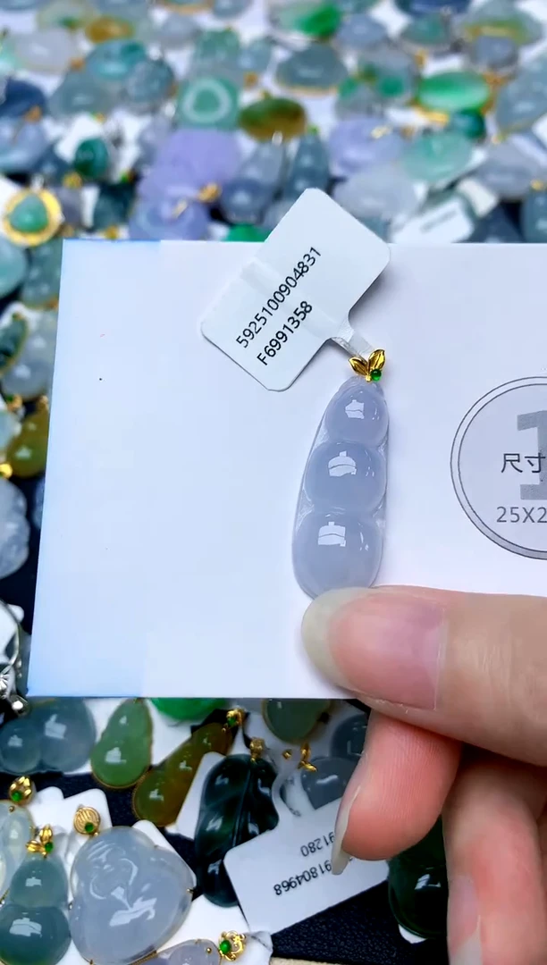 颈饰18K金镶嵌翡翠天然A货翡翠