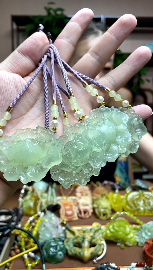 未镶嵌岫玉吊坠多样性发货发其中之一