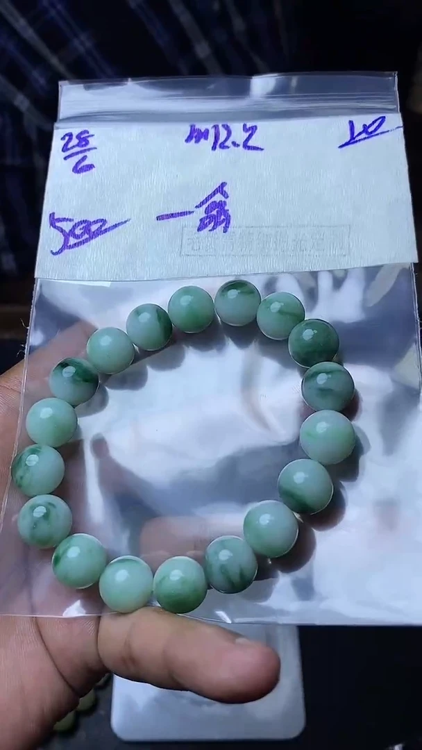 定制翡翠未镶嵌一*翡翠毛货抛光拍一发一