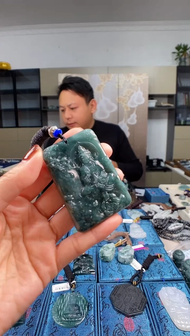 颈饰未镶嵌翡翠  多样性发其一