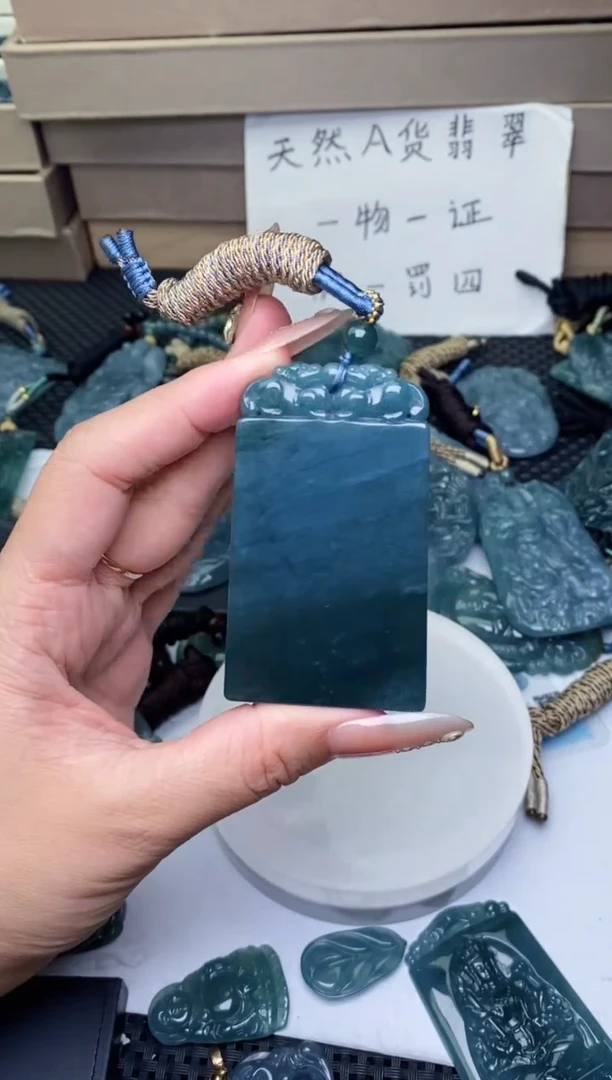 颈饰未镶嵌翡翠