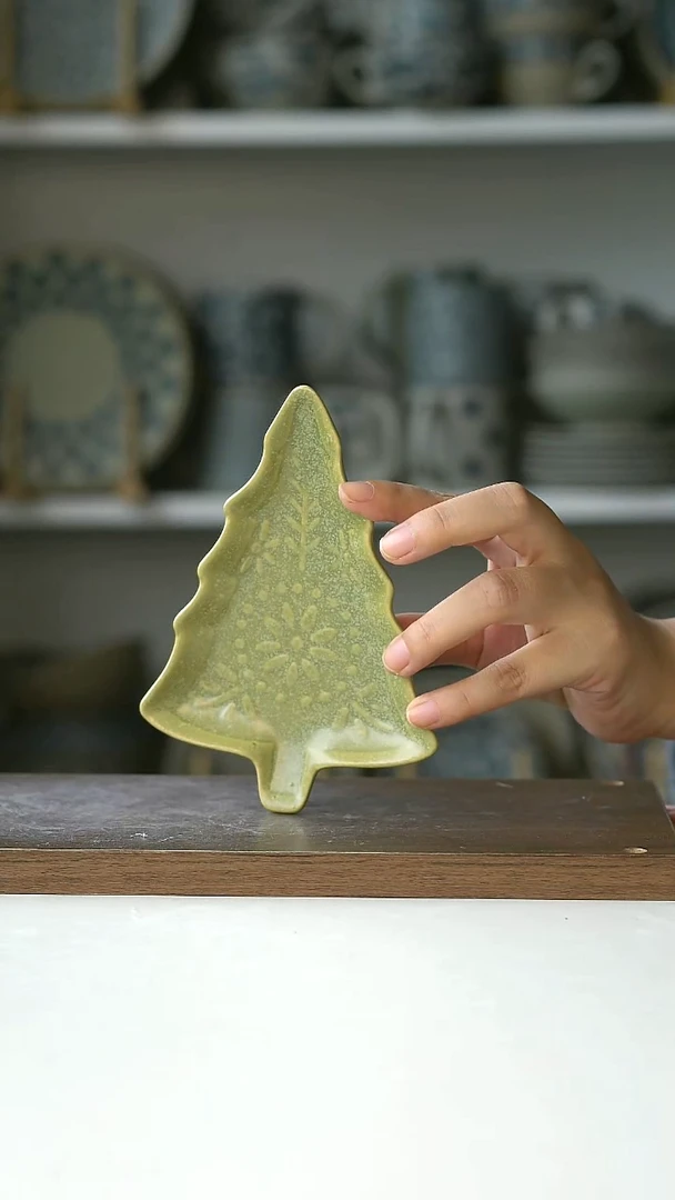 陶瓷微瑕浮雕松塔甜品盘15cm@4-2@