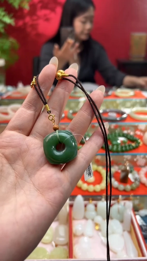 颈饰未镶嵌和田玉俄碧玉方圆扣