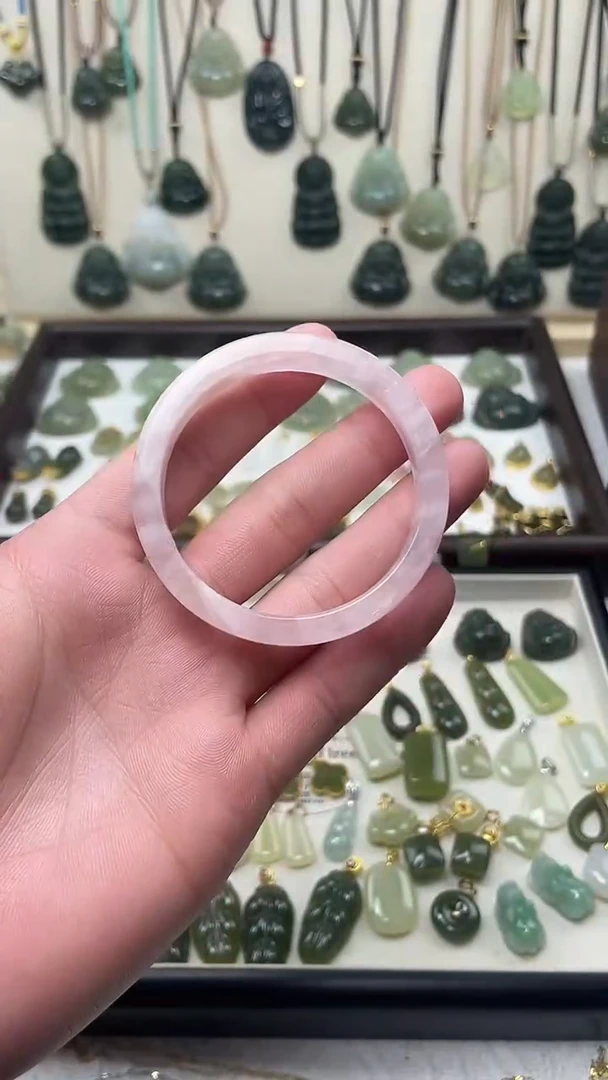 未镶嵌手镯芙蓉石未镶嵌 手镯 芙蓉石