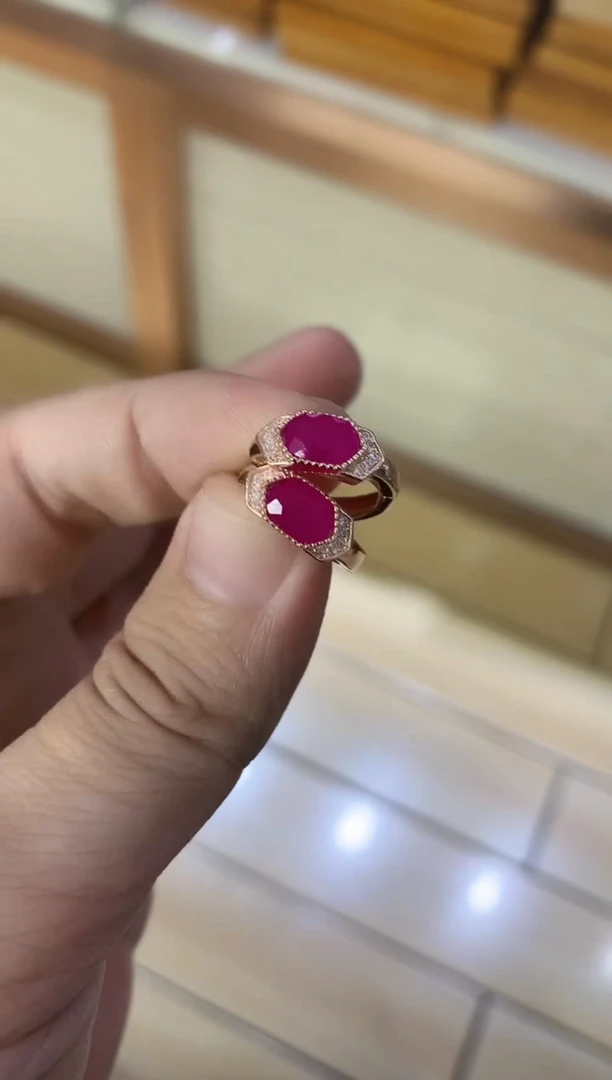 【闪购商品】红宝石耳饰银S925镶嵌........