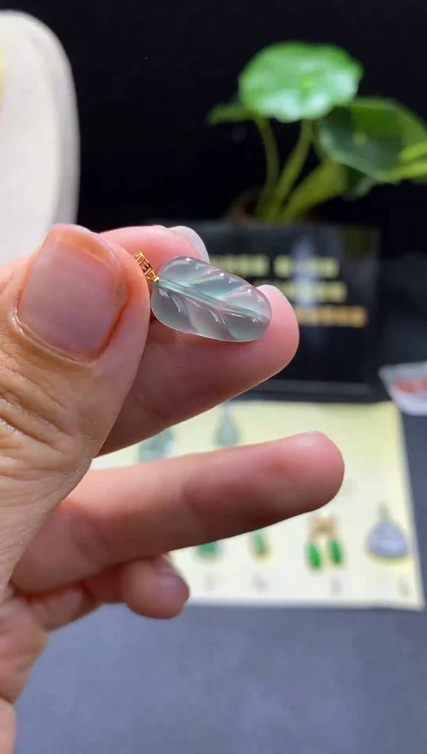 翡翠18K金镶嵌颈饰翡翠吊坠