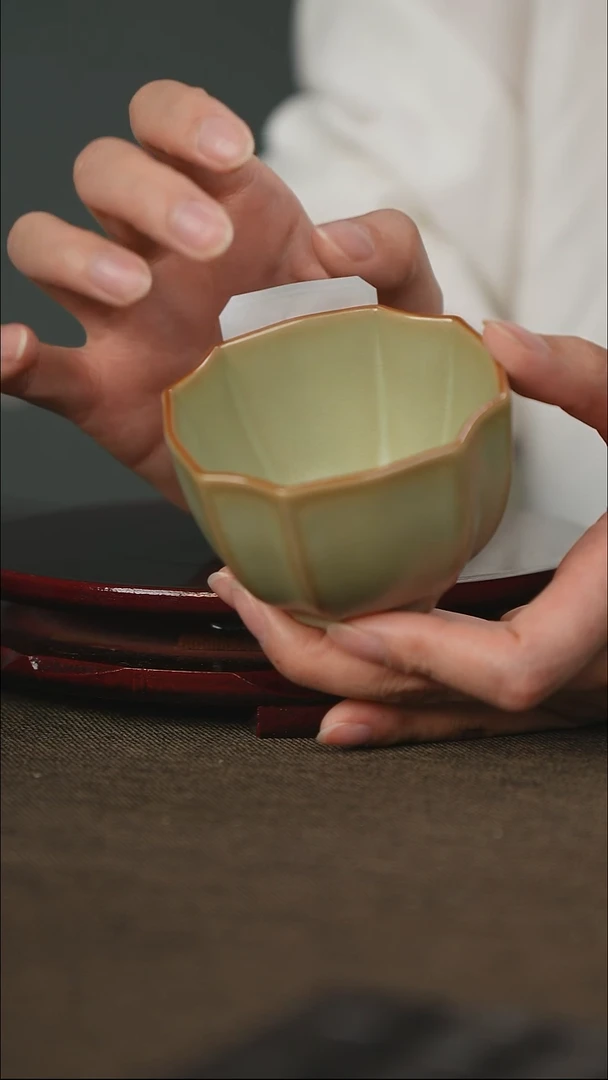粉青 四瓣葵口杯 带底款