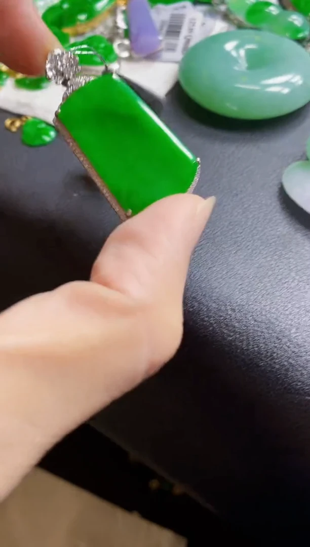 翡翠18K金镶嵌颈饰无事牌