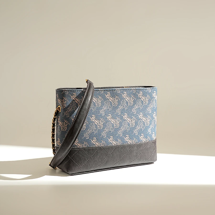 【设计师款】2025年流行款小众轻奢高级感水桶包通勤女士斜挎包