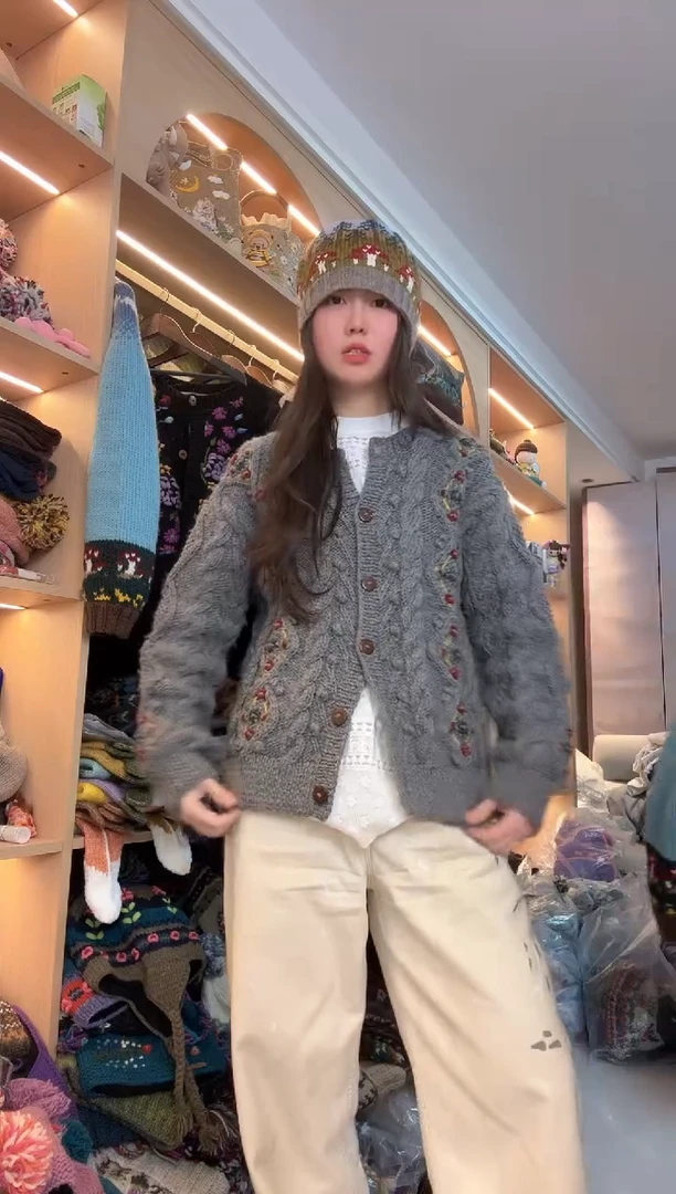 羊毛灰色麻花开衫毛衣