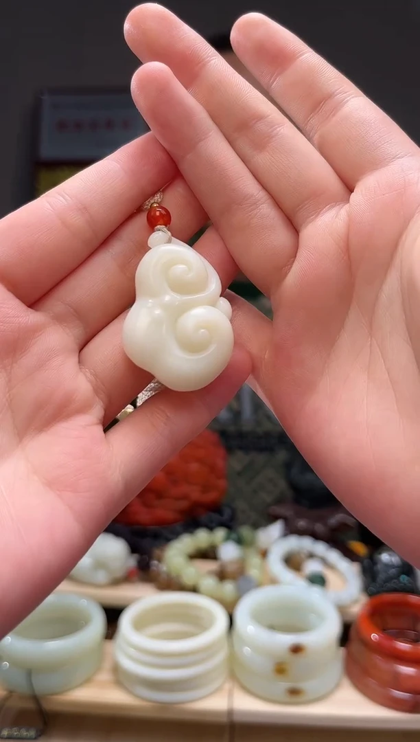 颈饰未镶嵌和田玉吊坠