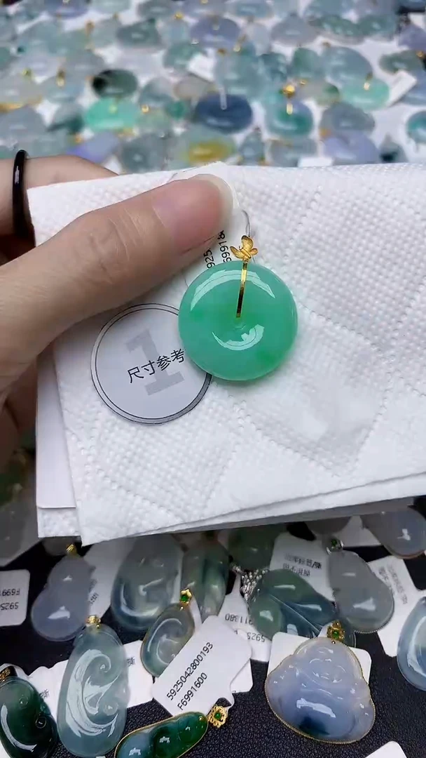 颈饰18K金镶嵌翡翠天然A货翡翠