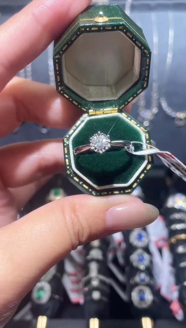 【闪购商品】钻石戒指/指环18K金镶嵌钻石戒指