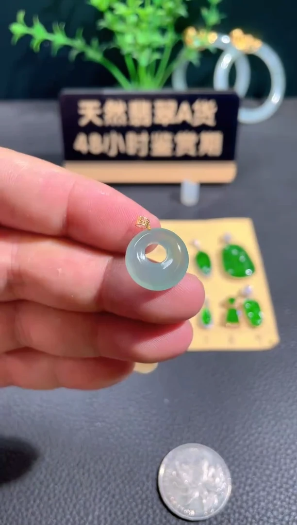 翡翠18K金镶嵌颈饰翡翠