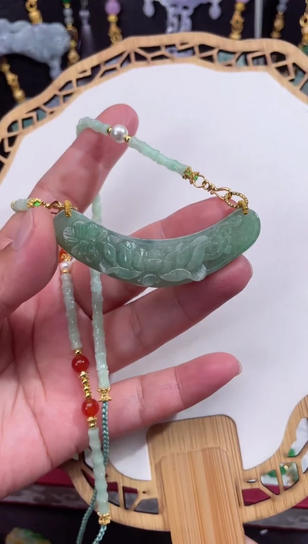 颈饰未镶嵌翡翠吊坠