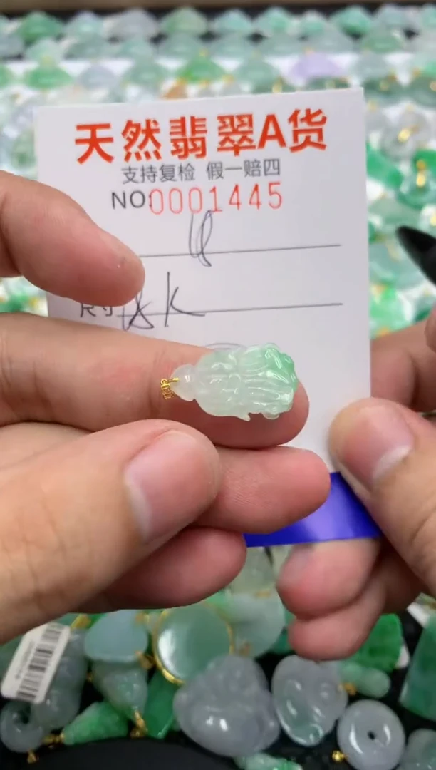 翡翠18K金镶嵌颈饰111111111111