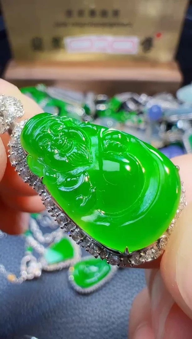 翡翠18K金镶嵌颈饰娟****娟翡翠