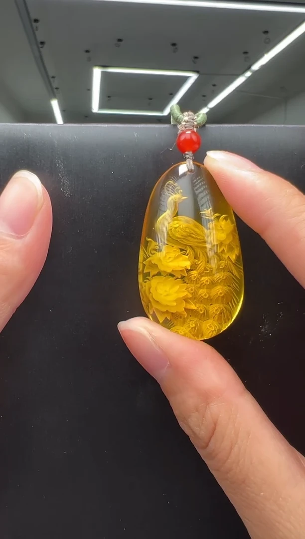 未镶嵌颈饰琥珀孔雀