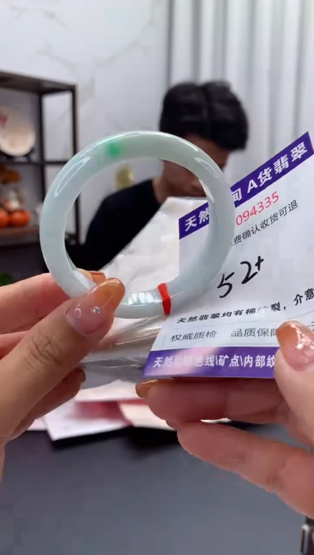 未镶嵌手镯翡翠有纹，完美者勿拍
