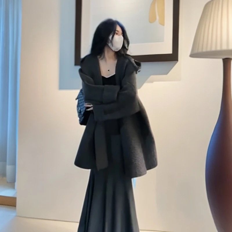 2025年秋季灰色休闲简约舒适显瘦百搭款式氛围感外套半身裙两件套