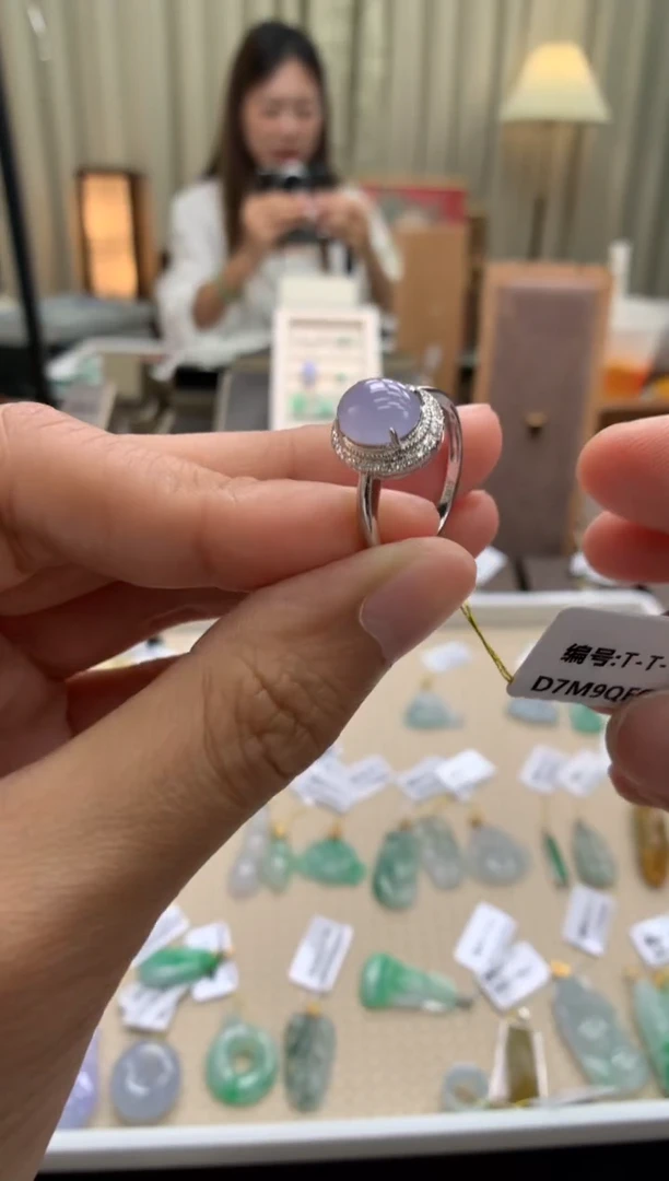 翡翠18K金镶嵌颈饰戒指