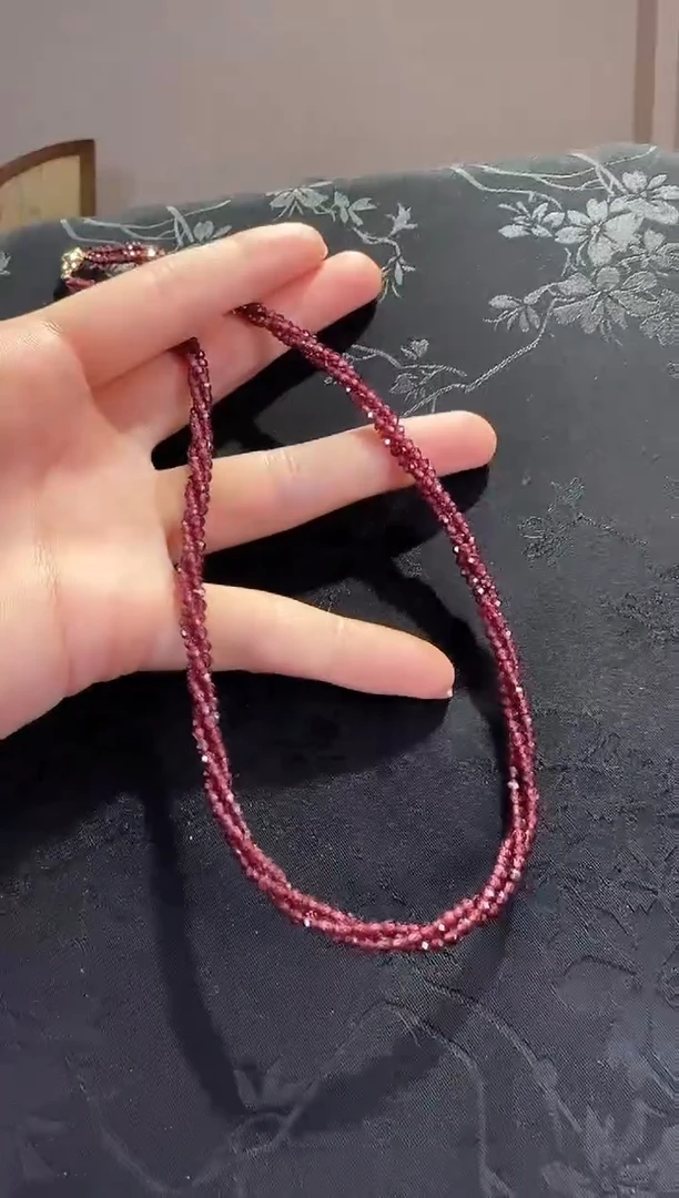 颈饰未镶嵌石榴石多样性发其一