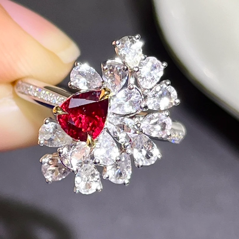 主石0.7ct，莫桑比克天然无烧鸽血红红宝石戒指，18K金镶嵌钻石