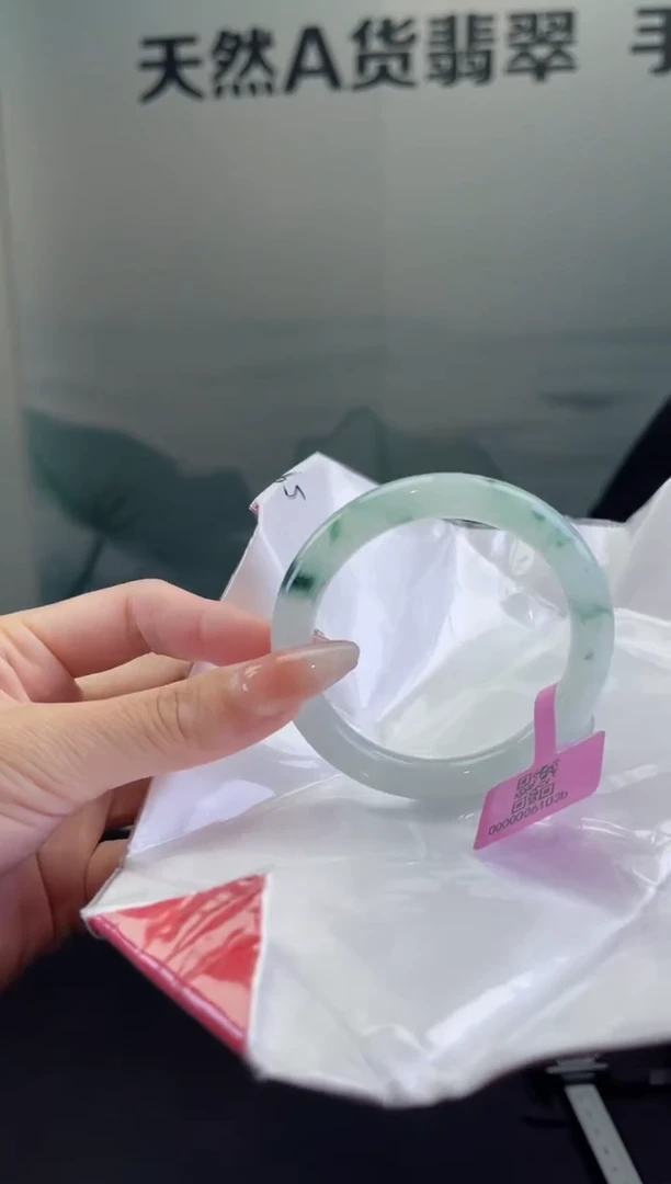 翡翠手镯未镶嵌翡翠手镯