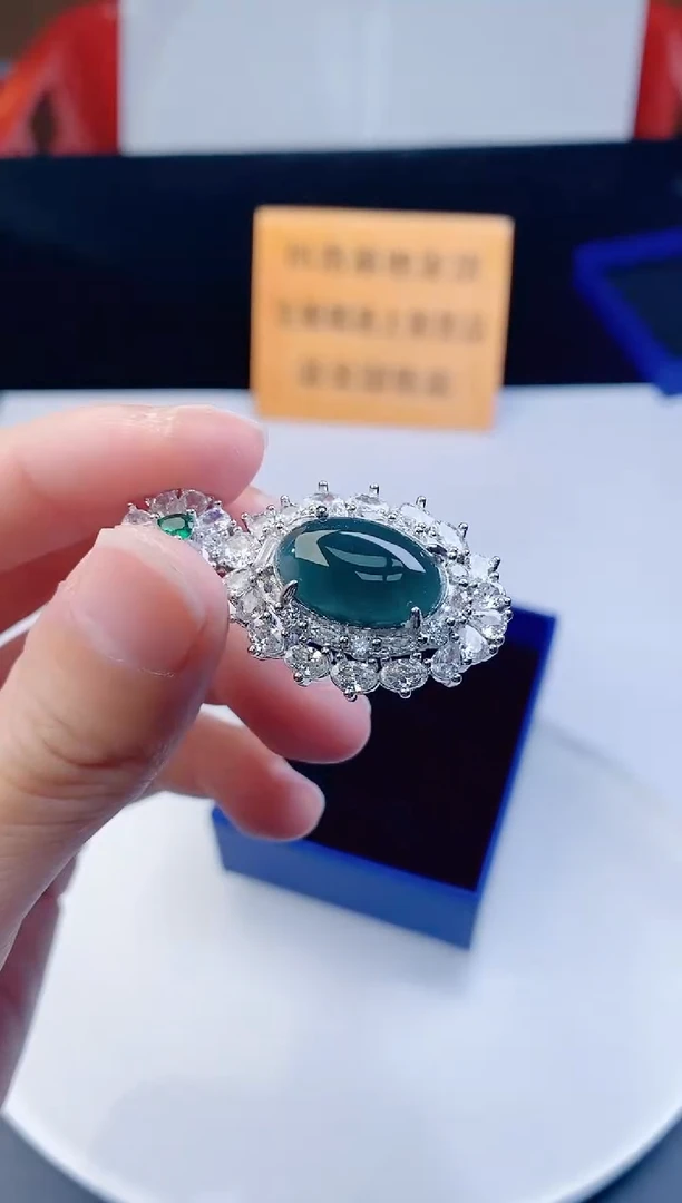 颈饰未镶嵌翡翠