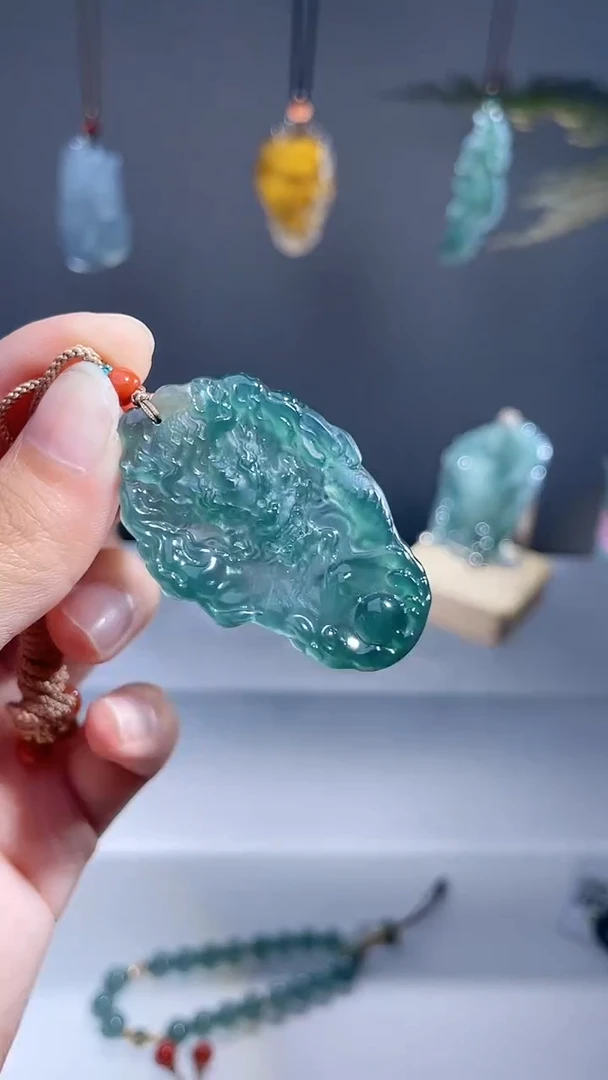 颈饰未镶嵌翡翠龙牌