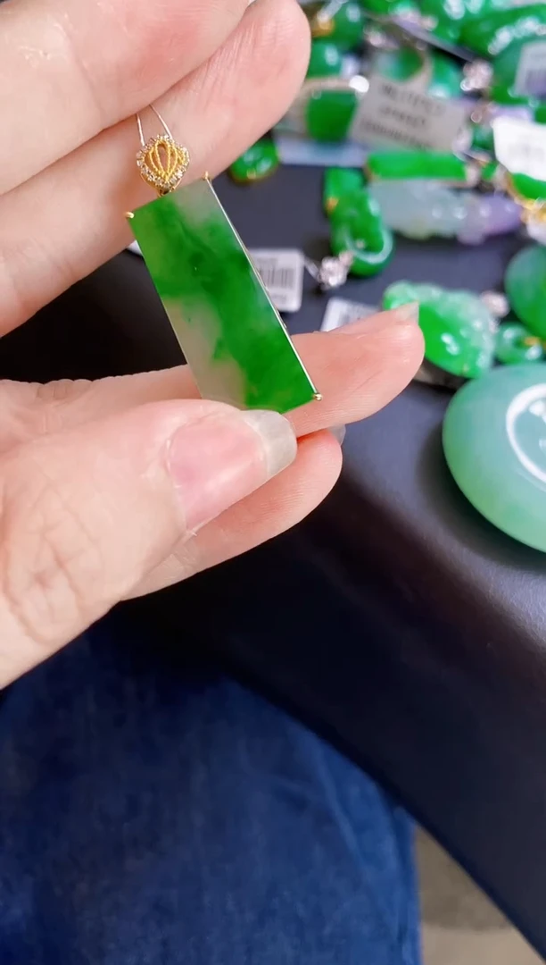 颈饰18K金镶嵌翡翠规*无事牌