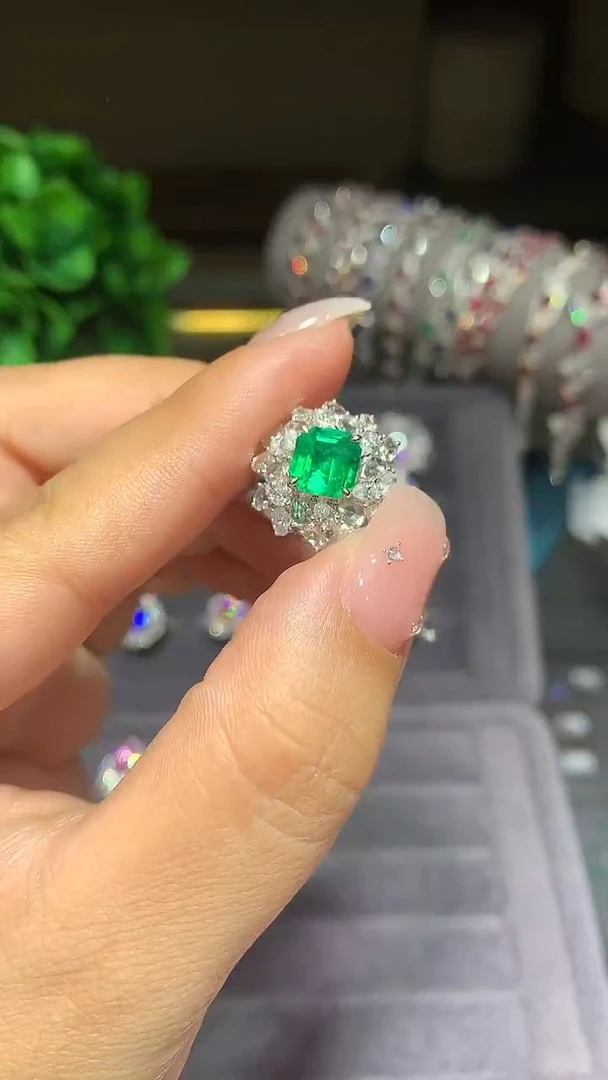 18K金镶嵌戒指祖母绿1.33CT