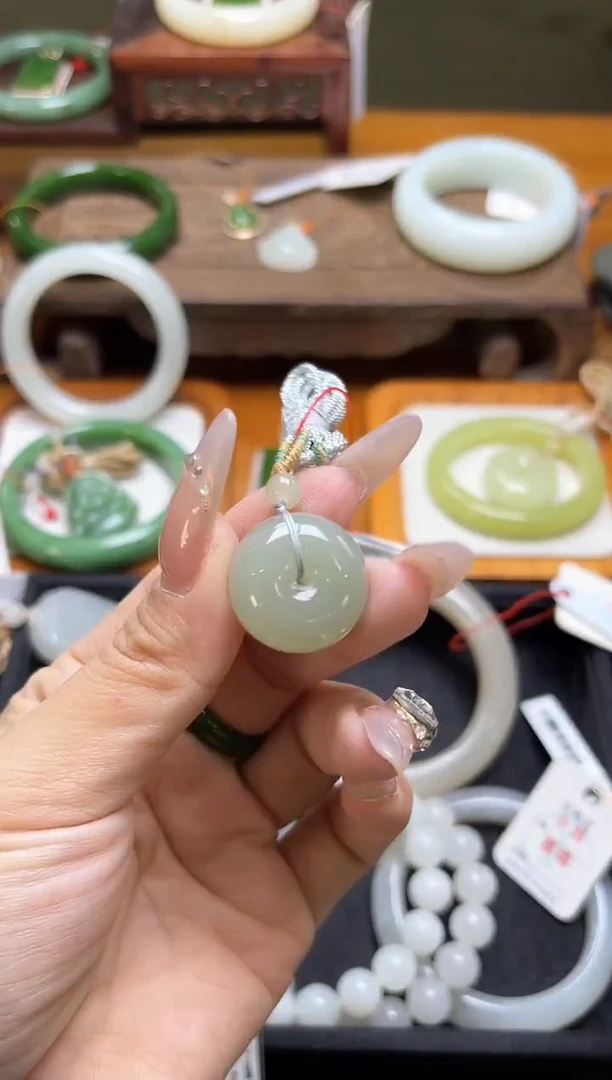 吊坠(不含链)未镶嵌和田玉王****妈且末青白 平安扣