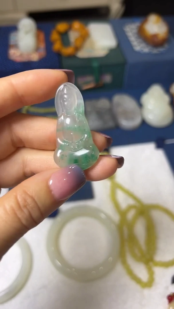 颈饰未镶嵌翡翠佛